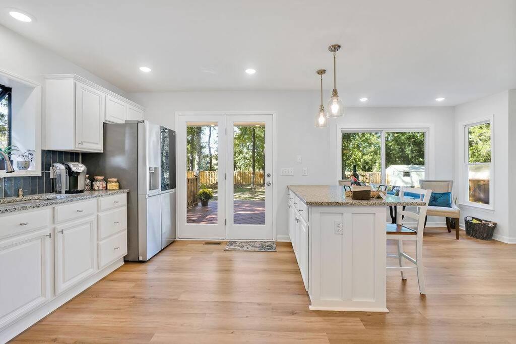 Middle Sound Hideaway~Beaches, Shopping, Families Villa Wilmington Exterior foto